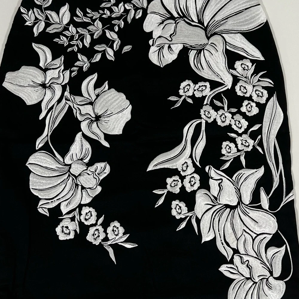 Nwt White House Black Market WHBM Black & White Floral Embroidered Skirt Size 0 - Picture 2 of 5